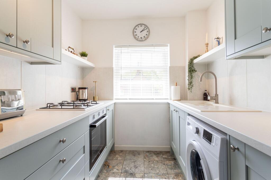 Oaklands, Hartley Wintney, RG27 photo 5