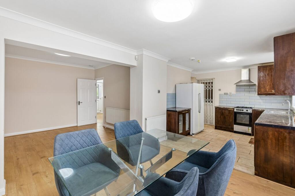 House in London, Harrow Weald - View 4