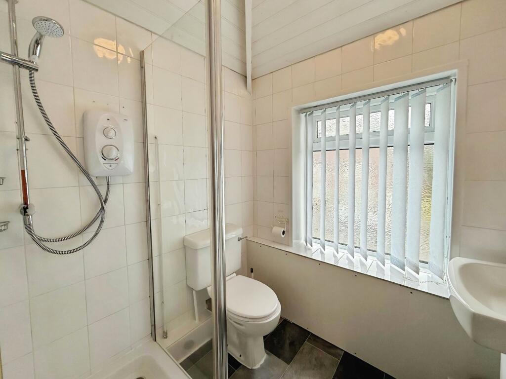 6 bedroom semi-detached house for rent