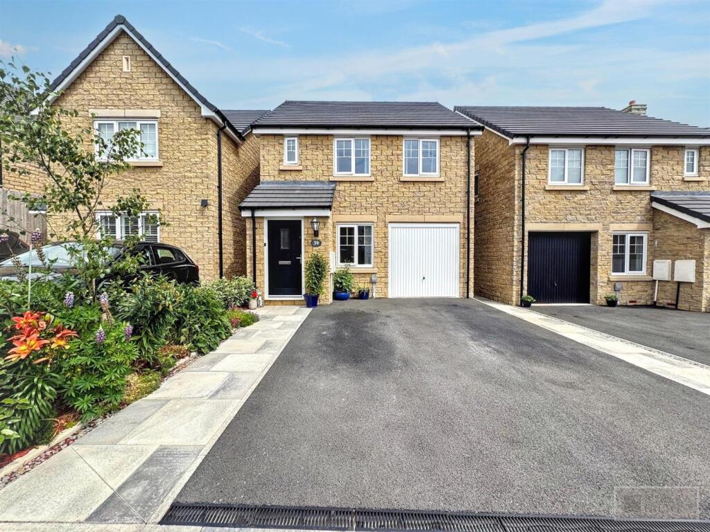 3-bed detached on Curlew Avenue, Buxton, £325,000