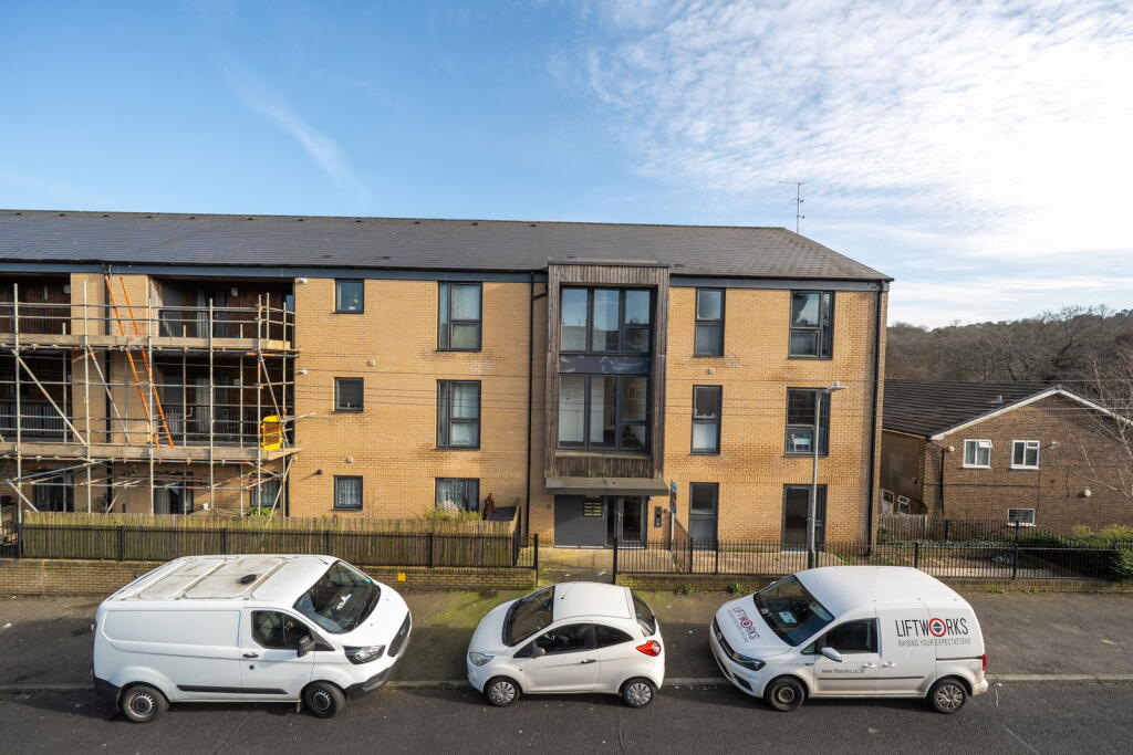 2-bed flat on Greggs Wood Road, Tunbridge Wells, £240,000