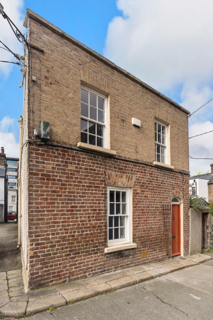 Main image of property: 15 Albert Court East, Off Grand Canal Street Lower, South City Centre, Dublin 2, D02PR29