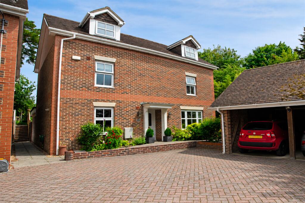 Main image of property: Kilderkin Drive, Horndean, PO8 0FF