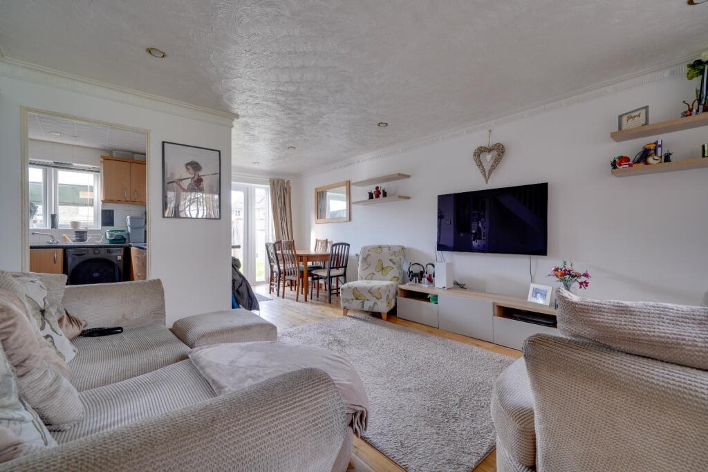 Wordsworth Close, Royston photo 3