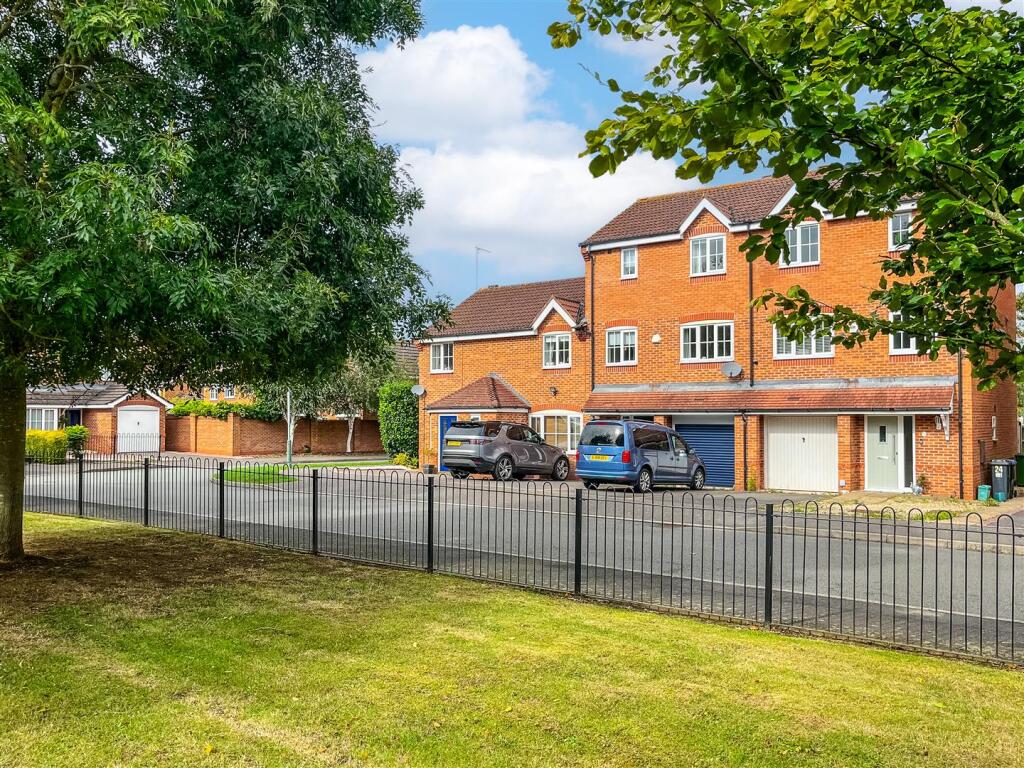 4-bed house on Wilmhurst Road, Warwick, £375,000
