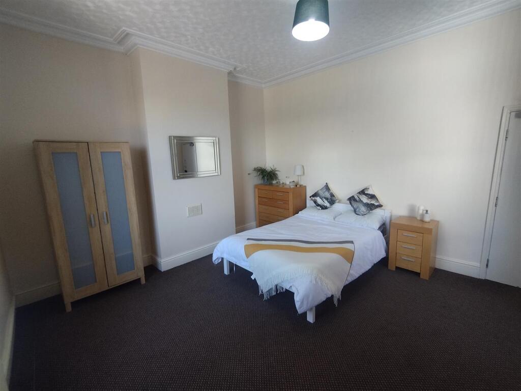 Main image of property: *COUPLES ROOM, BILLS INC* Victoria Street, Mansfield