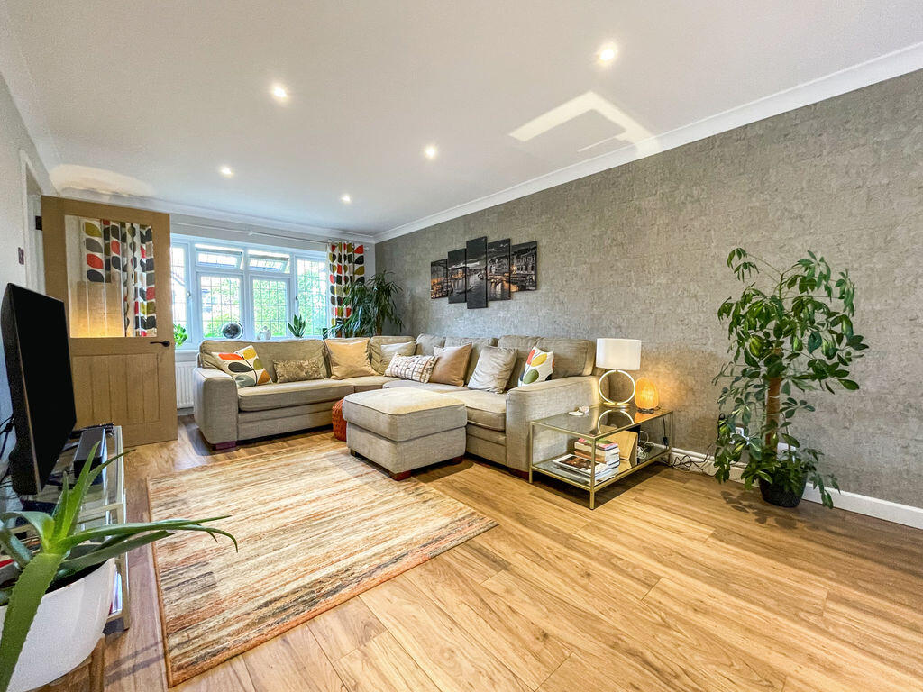 House in Eastleigh, Hedge End - More