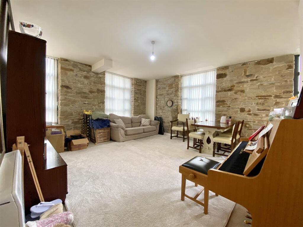 Apartment in Kirklees, Leymoor - View 3