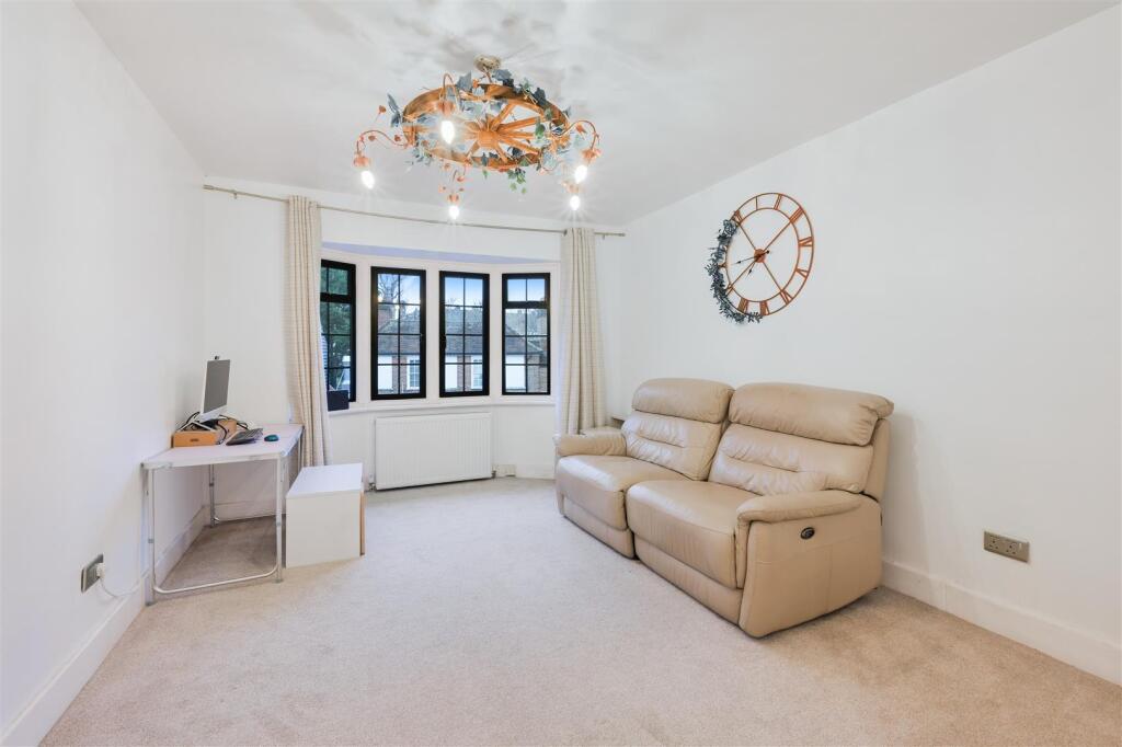 Apartment in Epsom - More