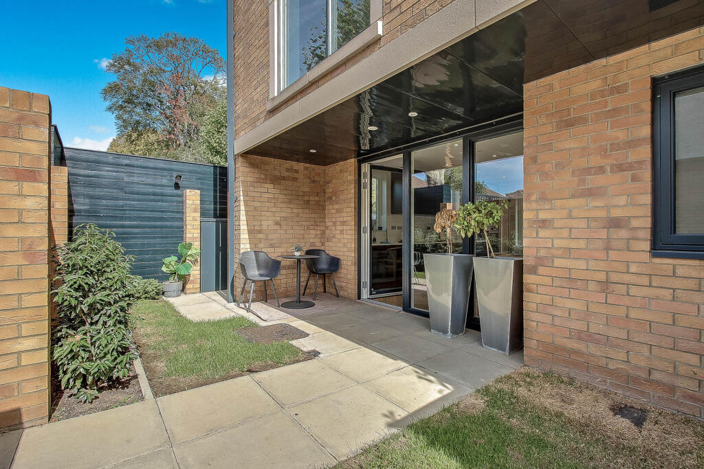 House in London, Fallow Corner - View 5