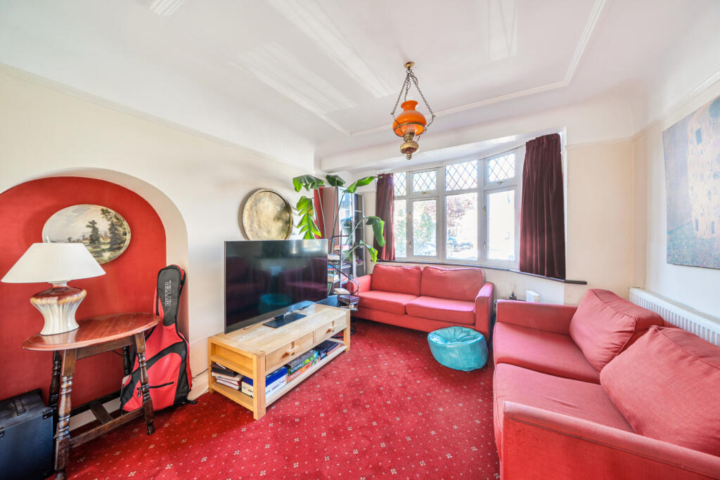 House in London, Belmont - View 5