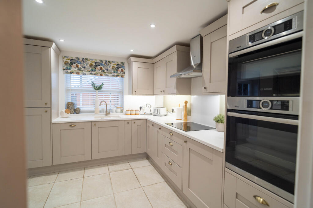 Lucerne Drive, Crawley, RH10 photo 3
