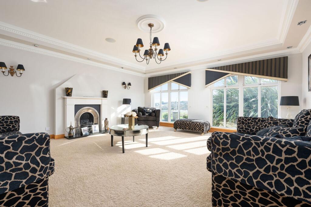 10 Hillcrest Square, Reddingmuirhead photo 2