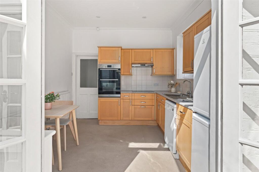 House in London, Hampton Hill - More