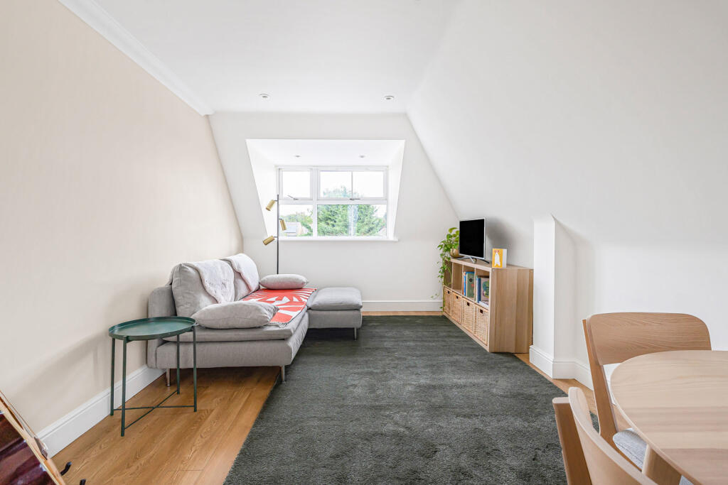 Apartment in Runnymede, Englefield Green - More