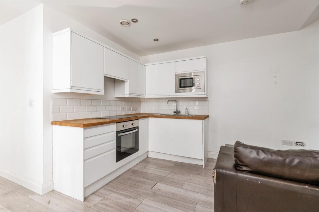 Apartment in Bradford, West Yorkshire - View 5