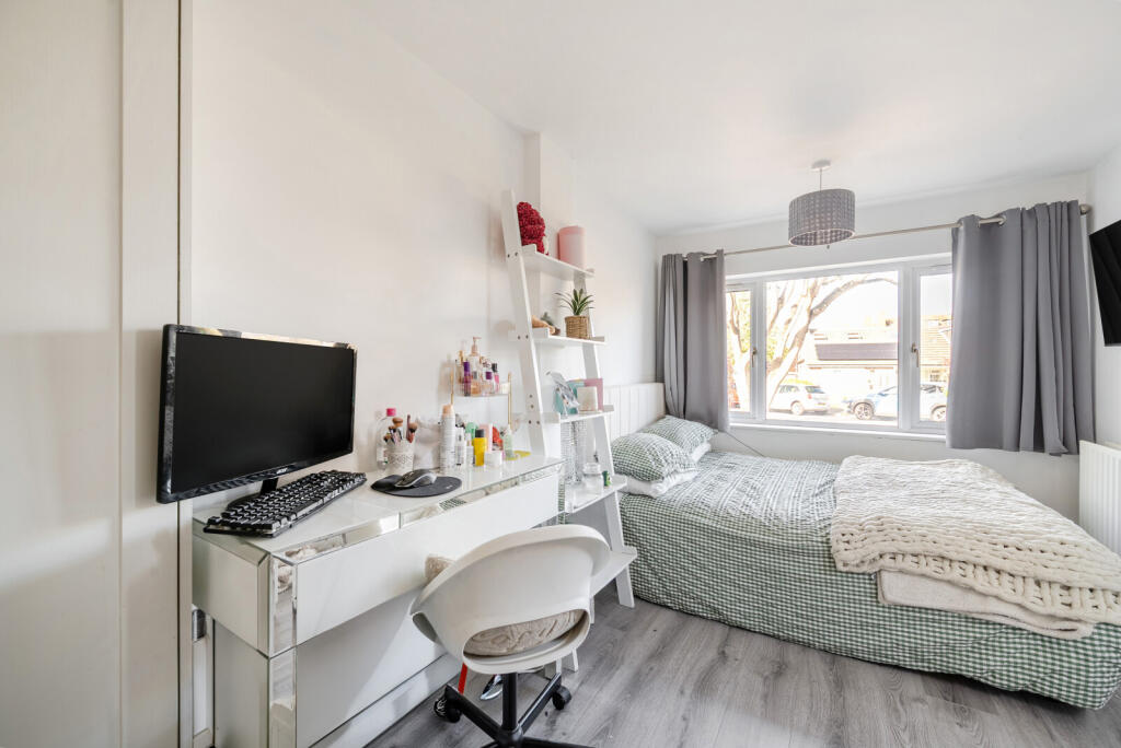 House in Kingston upon Thames - More