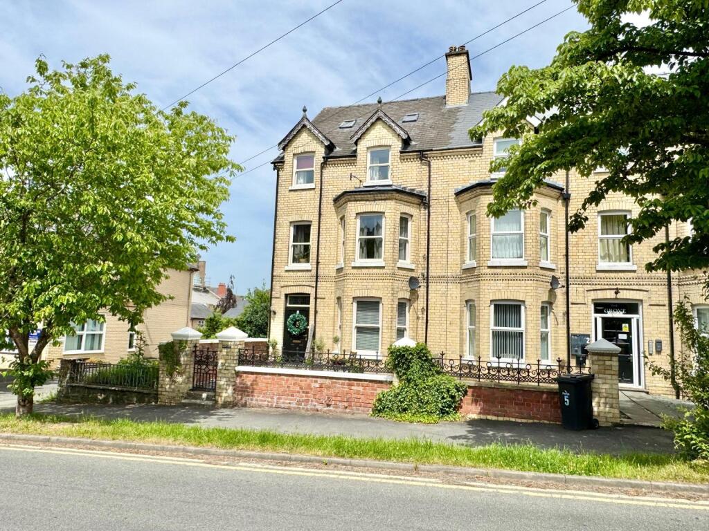 6-bed semi-detached on Ithon Road, Llandrindod Wells, Powys, £360,000