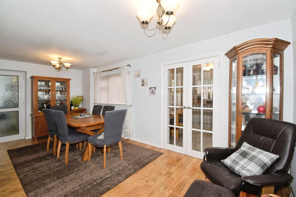 Redruth Avenue, WIGSTON photo 4
