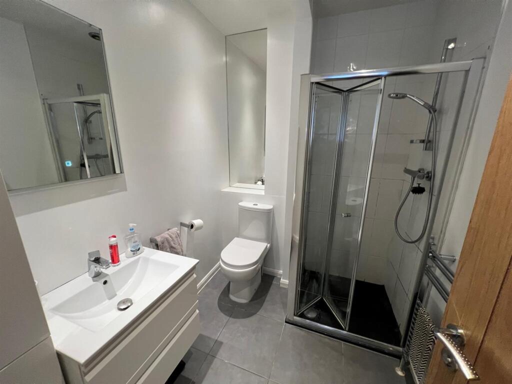 Apartment in Blaby, Narborough - View 5