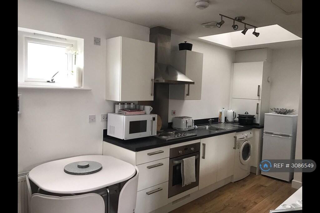Apartment in Chippenham, Monkton, Pewsham - View 3