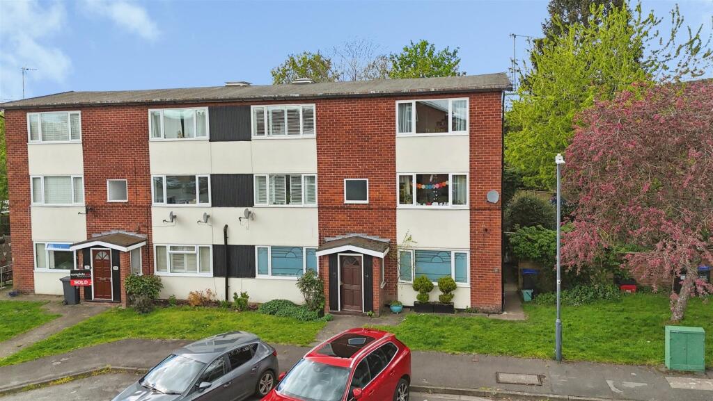 2-bed house on Fairlawn Close, Leamington Spa, £200,000