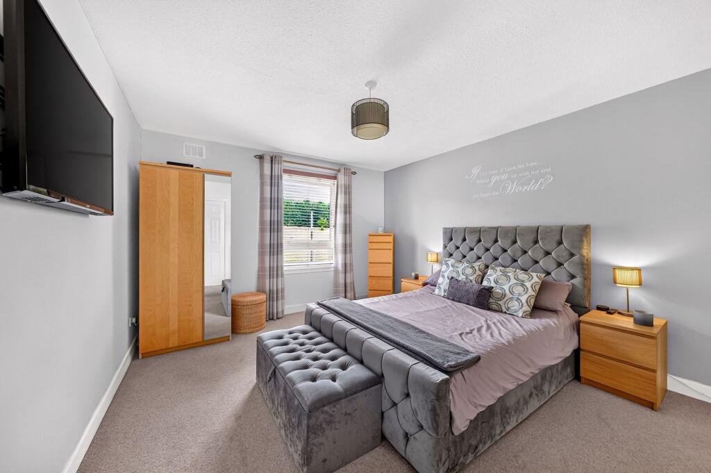 Apartment in Edinburgh, East Craigs - View 3