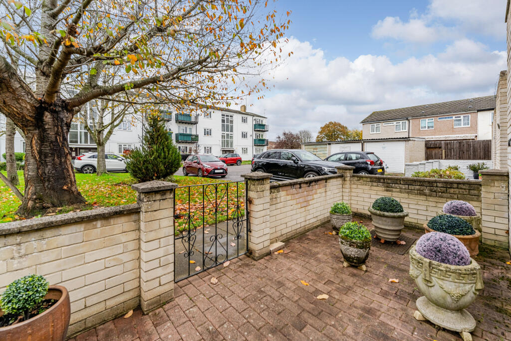 Beechwood Avenue, Sunbury on Thames, TW16 photo 3