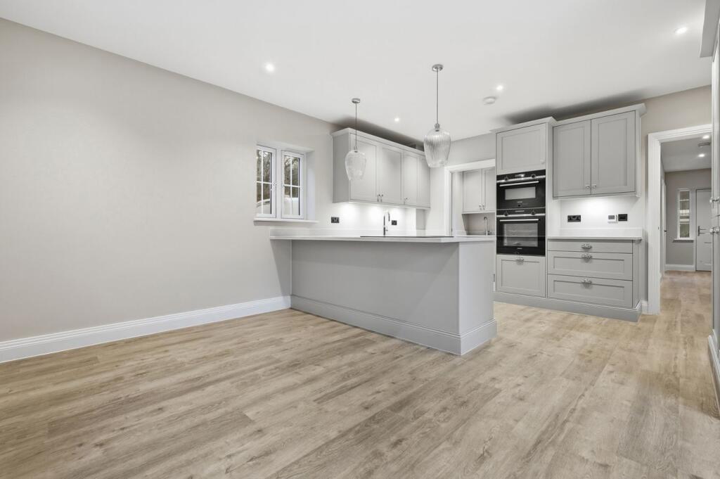 Hall Lane, Shenfield, Brentwood, CM15 photo 2