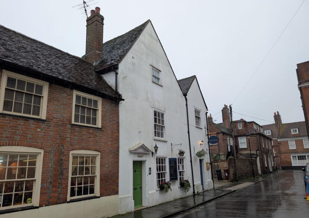 Studio flat on Flat 1, 4 Guildhall Street, Chichester, West Sussex, PO19 1NJ, £85,000