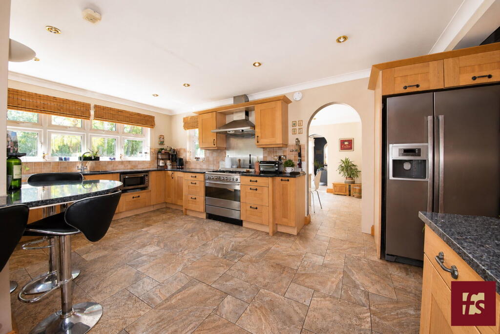 House in Crowthorne, Wokingham - View 5