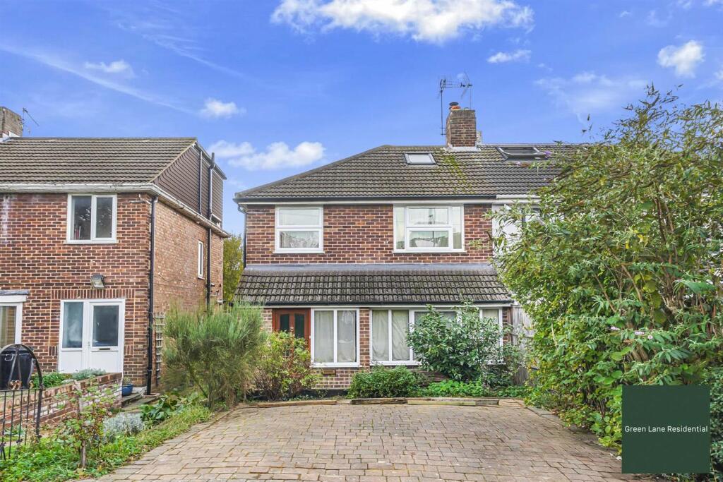 3-bed house on Ravensbourne Gardens, CLAYHALL, IG5, £475,000