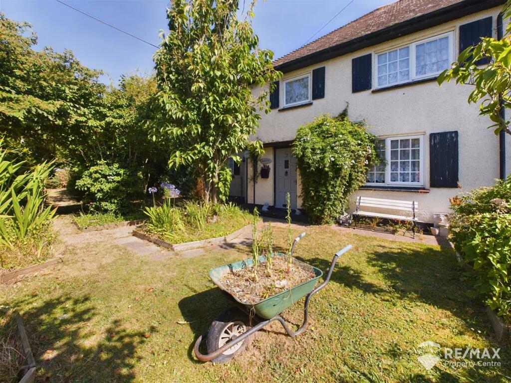 3-bed semi-detached on Bay View Crescent, Little Oakley, Harwich, £240,000