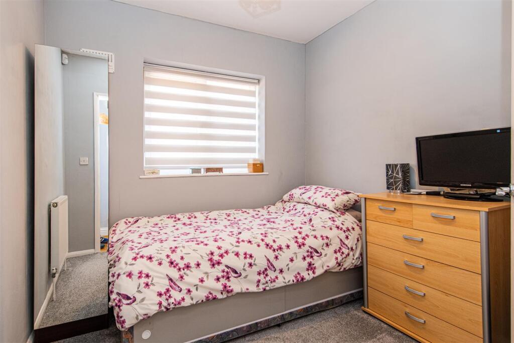 House in Kettering, Leisure Village - More