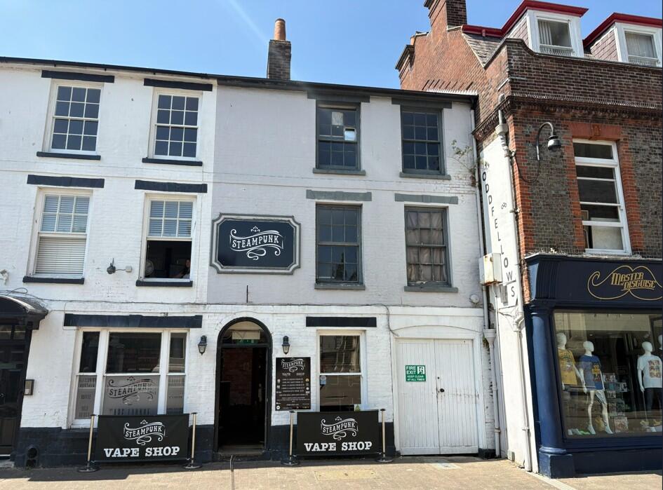 Main image of property: 18 St. Thomas Square, Newport, Isle of Wight PO30 1SG