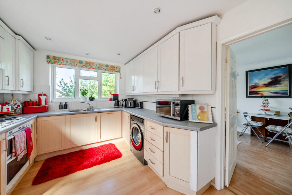 House in Woking, Knaphill - View 6