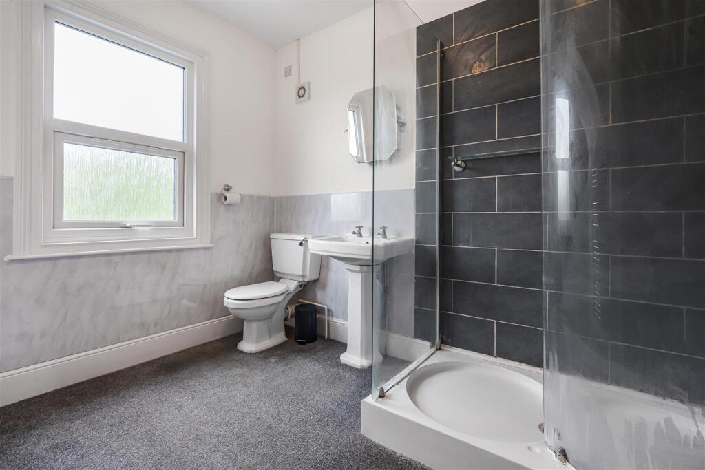 Colchester Road, Lawford, Manningtree - More