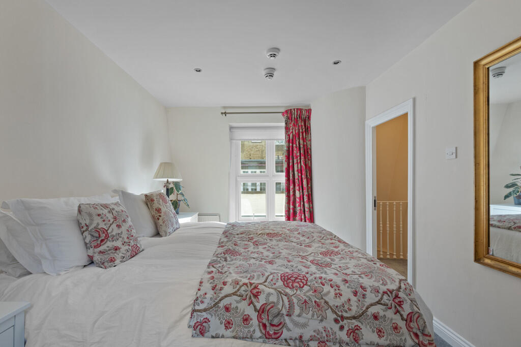 3 bedroom mews property for rent