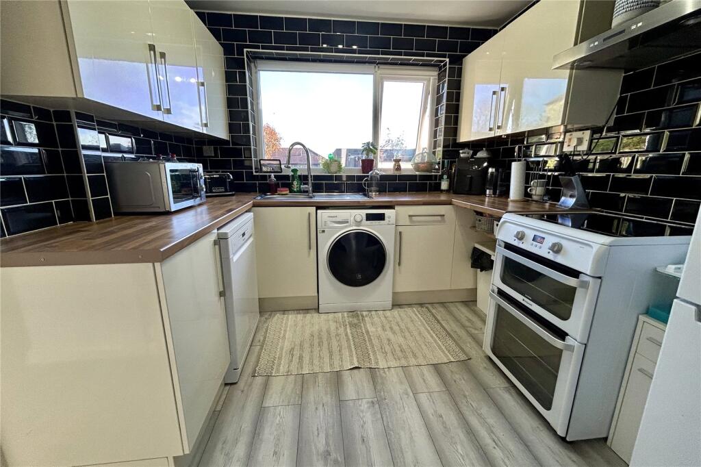 Crosland Hill Road, Crosland Hill, Huddersfield, West Yorkshire, HD4 - More