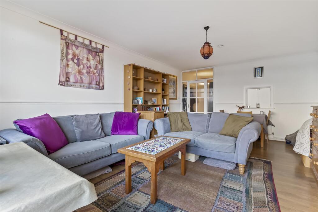 Apartment in Worthing, West Sussex - More