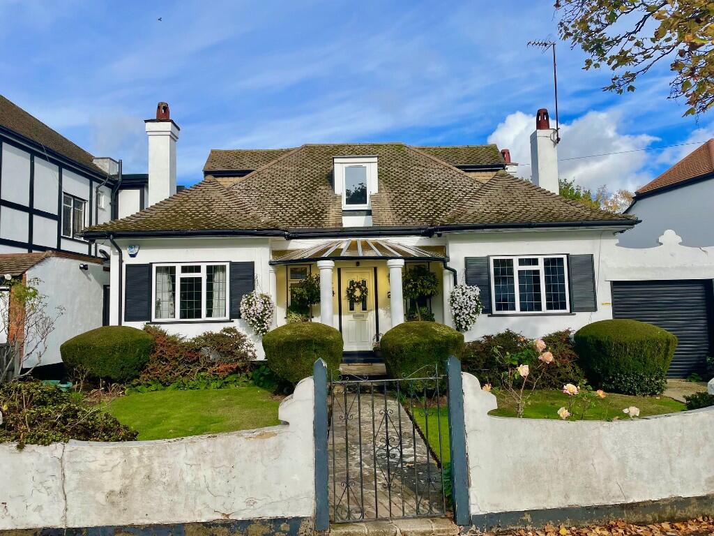 3-bed detached on Woodside, Leigh-On-Sea, Essex, SS9, £775,000