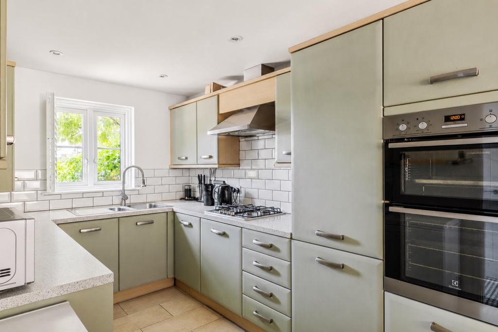 Hassocks Close, Hassocks photo 4