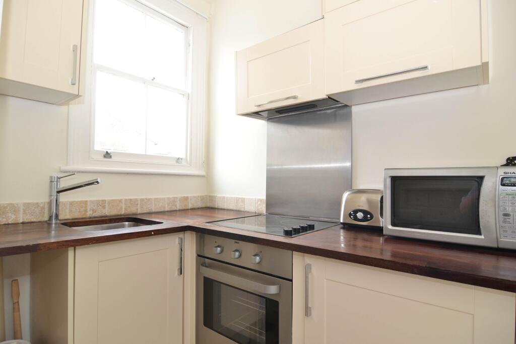 Micklethwaite Road, 
Earls Court, SW6 – pohled 2