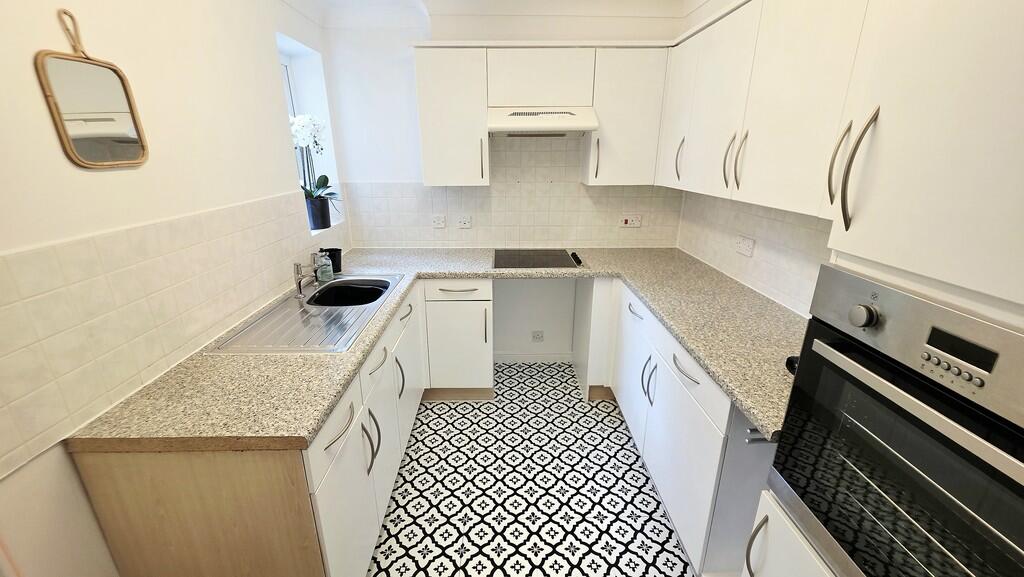 Apartment in Brackley, West Northamptonshire - View 5