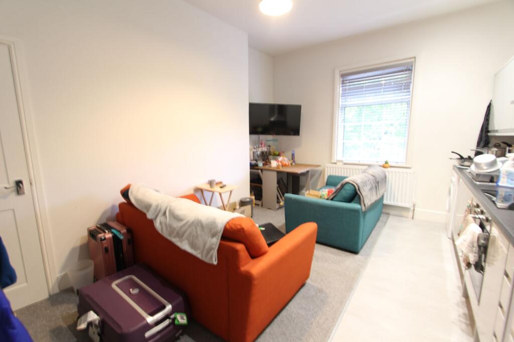 Apartment in Sheffield, Broomfield, Broomhall - View 2