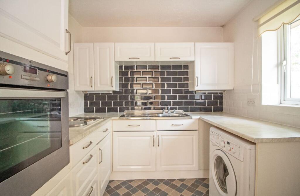 Dene Court, Cowplain, PO8 8HD photo 2