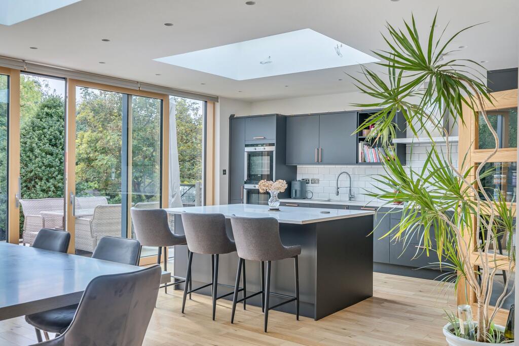 House in Mole Valley, Leatherhead - View 4