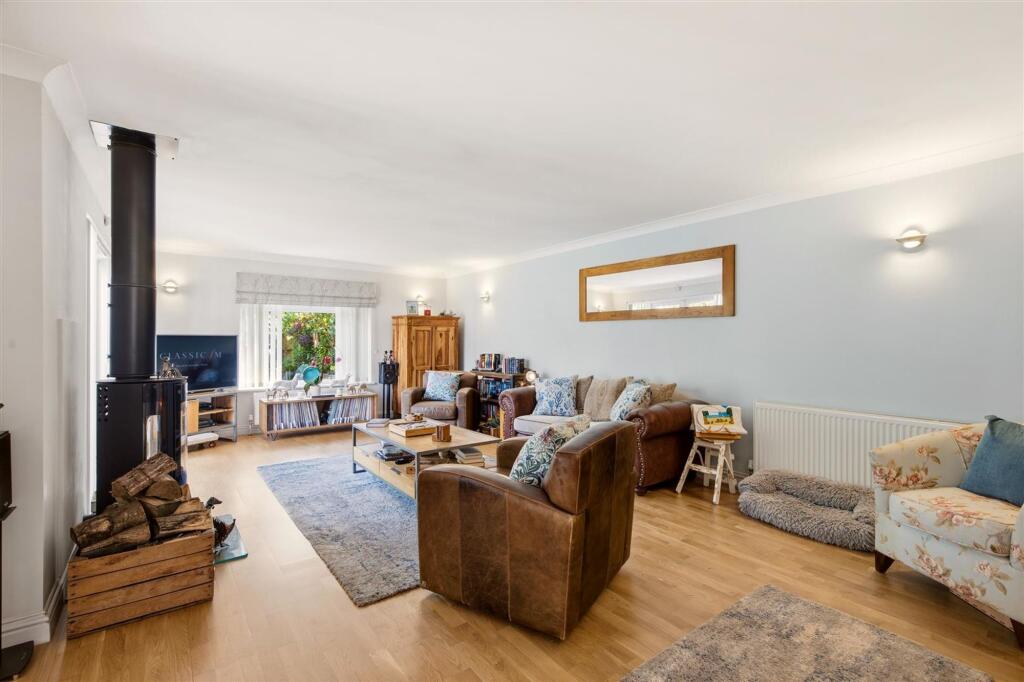 House in Hampton Magna, Budbrooke - More