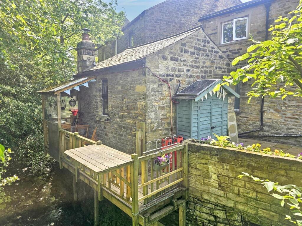 Main image of property: Briggate, Silsden