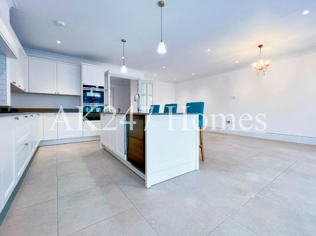 Barrons Chase, London, TW10 photo 4